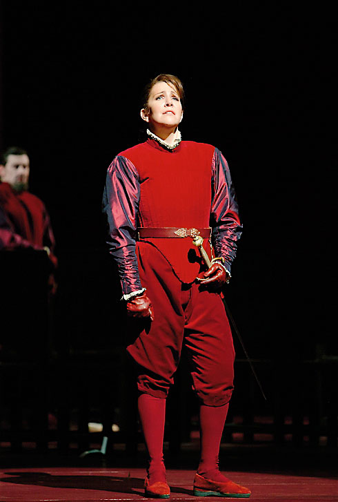 In the gorgeous Act 1 finale, Bellini makes time stand still as he presents an acappella section for the 5 principal singers, each expressing a very different emotion. For Romèo, his youth (and testosterone) have once again overcome him, unable to let his rival pass, he reveals his true identity to his enemy, Tebaldo, putting both he and Giuletta - not to mention their escape plan - in grave danger. Dramatically, it gives one moment of 